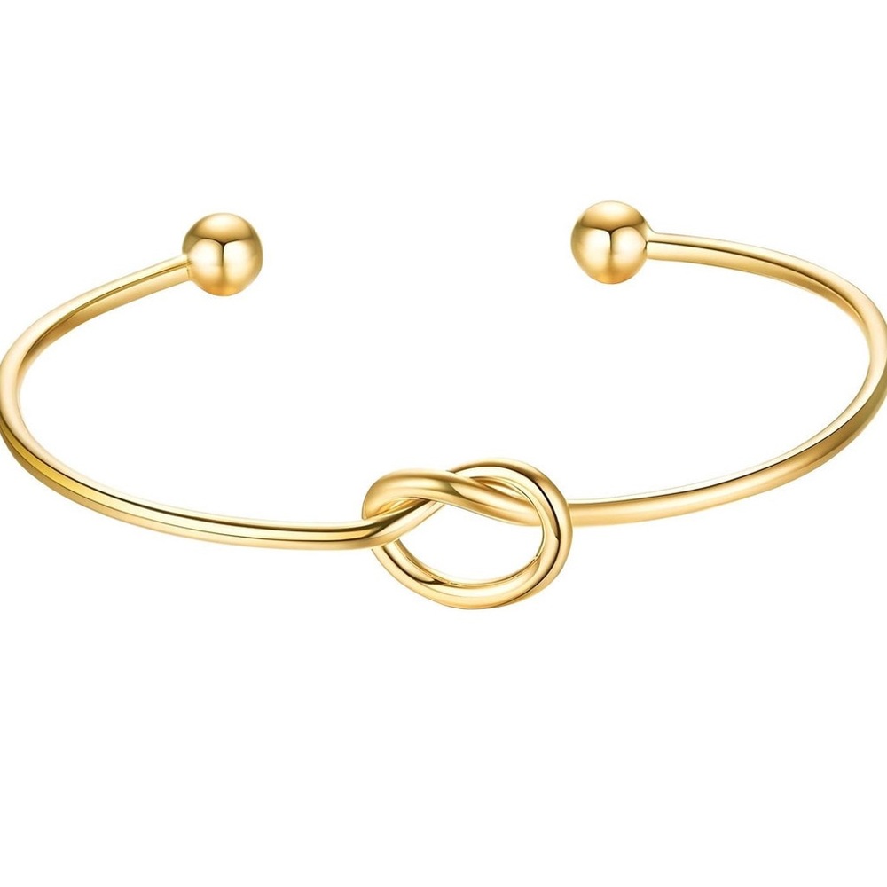 Elegant Gold Knot Bracelet